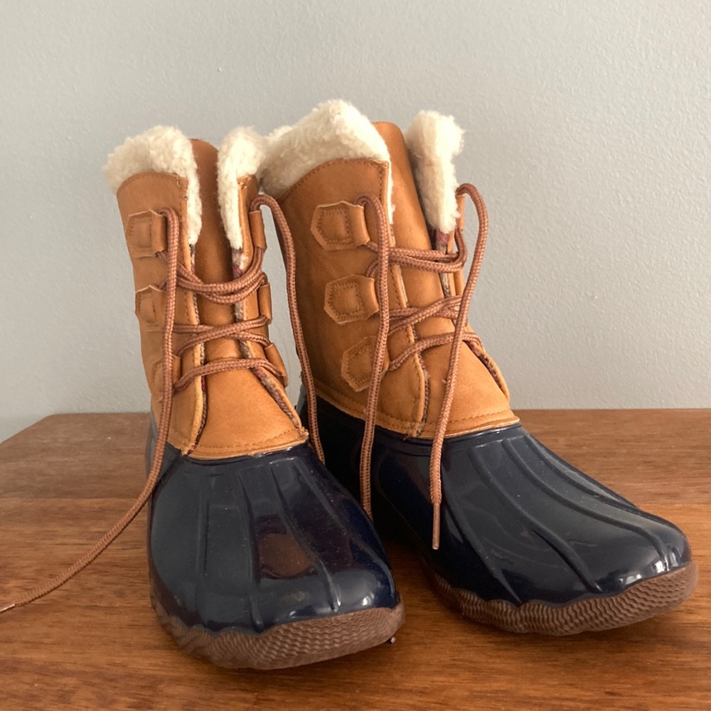 Navy/tan duck boots